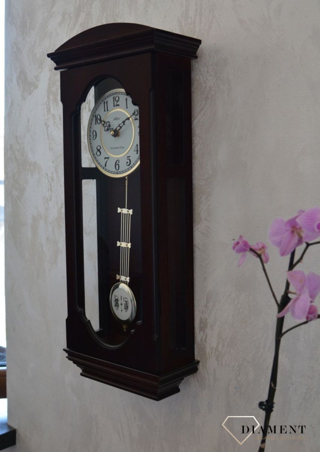 Zegar ścienny drewniany wiszący Adler 20039W.  Zegar ścienny do salonu. Zegar Adler wykonany z wysokiej jakości drewna w kolorze ciemno brązowym (11).JPG