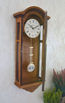 Zegar ścienny drewniany wiszący Adler dębowy 20040D. Zegar drewniany z wahadłem. Zegar wyposażony jest w kwarcowy mechanizm, zasilany za pomocą baterii (1).JPG