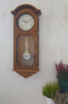 Zegar ścienny drewniany wiszący Adler dębowy 20040D. Zegar drewniany z wahadłem. Zegar wyposażony jest w kwarcowy mechanizm, zasilany za pomocą baterii (2).JPG