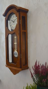 Zegar ścienny drewniany wiszący Adler dębowy 20040D. Zegar drewniany z wahadłem. Zegar wyposażony jest w kwarcowy mechanizm, zasilany za pomocą baterii (4).JPG