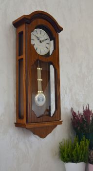 Zegar ścienny drewniany wiszący Adler dębowy 20040D. Zegar drewniany z wahadłem. Zegar wyposażony jest w kwarcowy mechanizm, zasilany za pomocą baterii (5).JPG