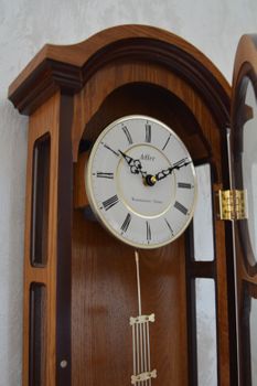 Zegar ścienny drewniany wiszący Adler dębowy 20040D. Zegar drewniany z wahadłem. Zegar wyposażony jest w kwarcowy mechanizm, zasilany za pomocą baterii (7).JPG
