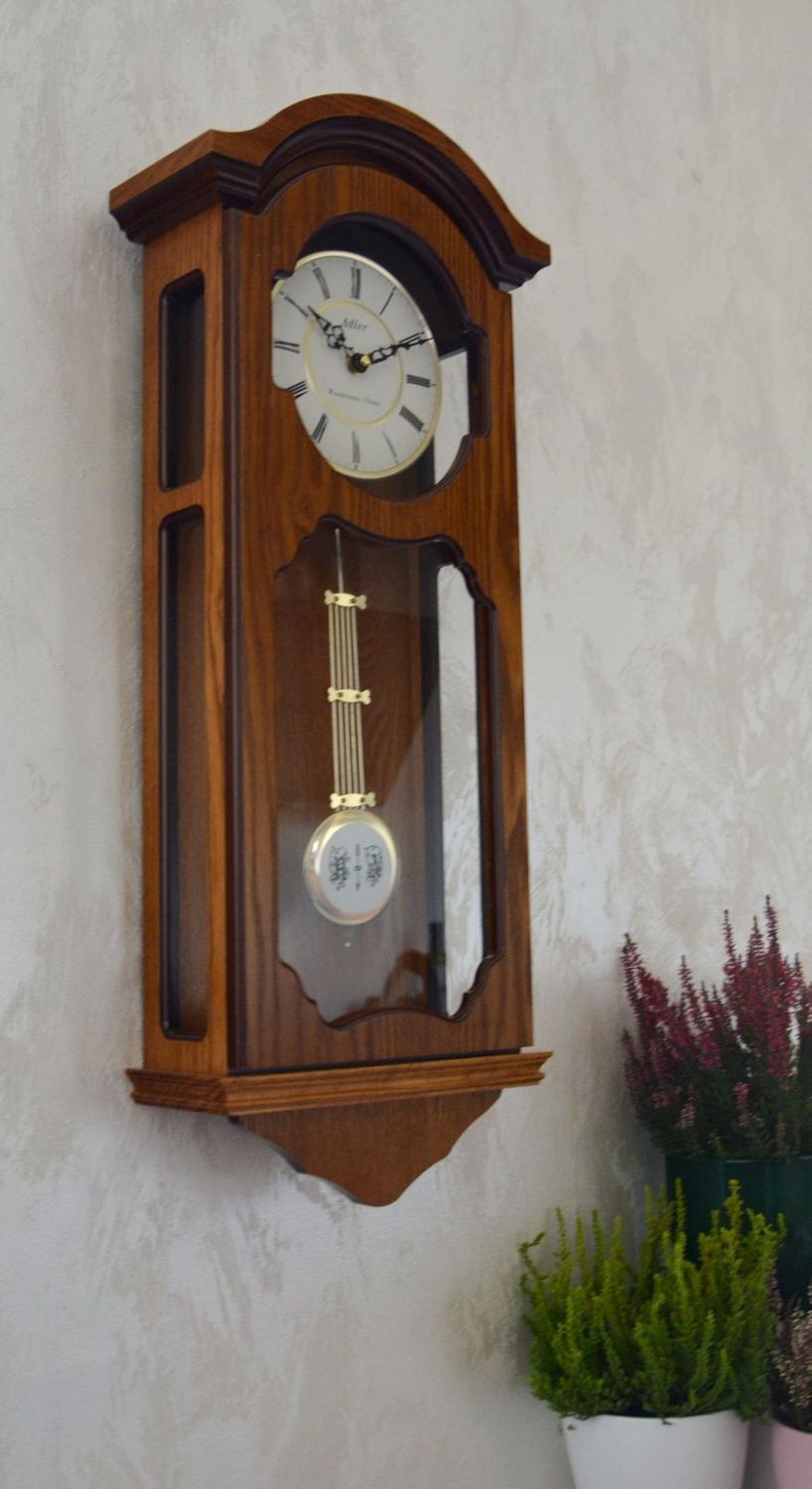 Zegar ścienny drewniany wiszący Adler dębowy 20040D. Zegar drewniany z wahadłem. Zegar wyposażony jest w kwarcowy mechanizm, zasilany za pomocą baterii (6).JPG