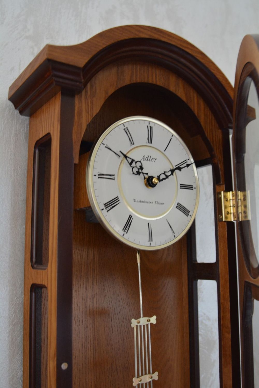Zegar ścienny drewniany wiszący Adler dębowy 20040D. Zegar drewniany z wahadłem. Zegar wyposażony jest w kwarcowy mechanizm, zasilany za pomocą baterii (6).JPG