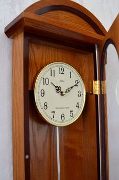 Zegar ścienny drewniany dębowy Adler 20042D✅ Zegar ścienny wykonany z drewna w kolorze dębu to świetna ozdoba ściany . Zegary dębowe (8).JPG