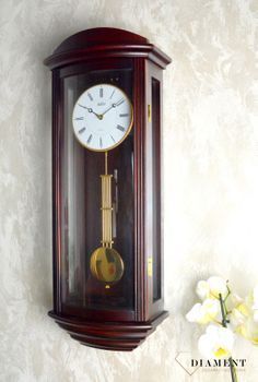 Zegar ścienny drewniany z wahadłem ciemny orzech 20044W. Zegar drewniany z wahadłem wyposażony jest w kwarcowy mechanizm, zasilany za pomocą baterii.  (10).JPG