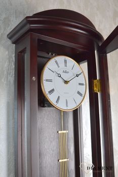 Zegar ścienny drewniany z wahadłem ciemny orzech 20044W. Zegar drewniany z wahadłem wyposażony jest w kwarcowy mechanizm, zasilany za pomocą baterii.  (5).JPG