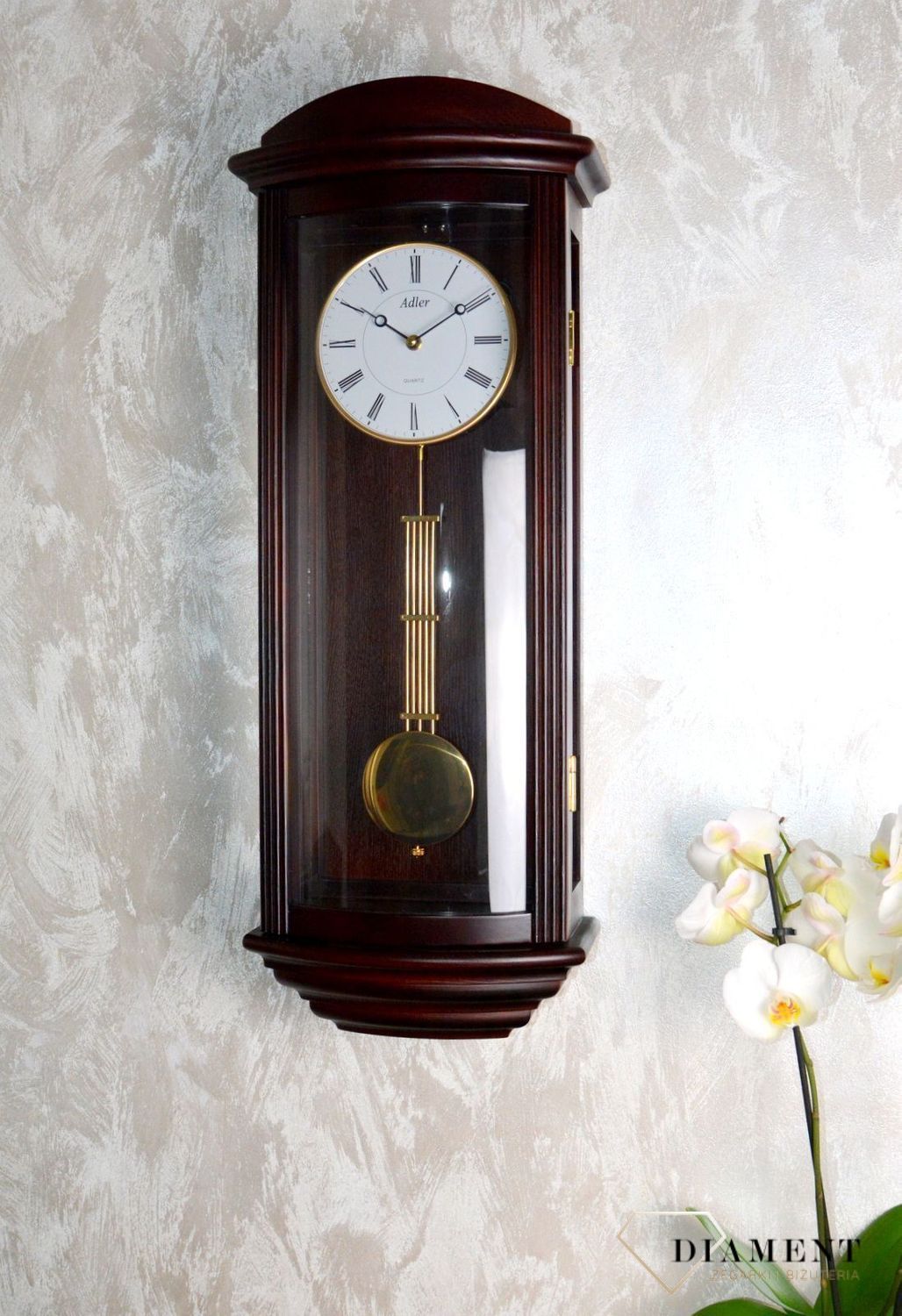 Zegar ścienny drewniany z wahadłem ciemny orzech 20044W. Zegar drewniany z wahadłem wyposażony jest w kwarcowy mechanizm, zasilany za pomocą baterii.  (3).JPG