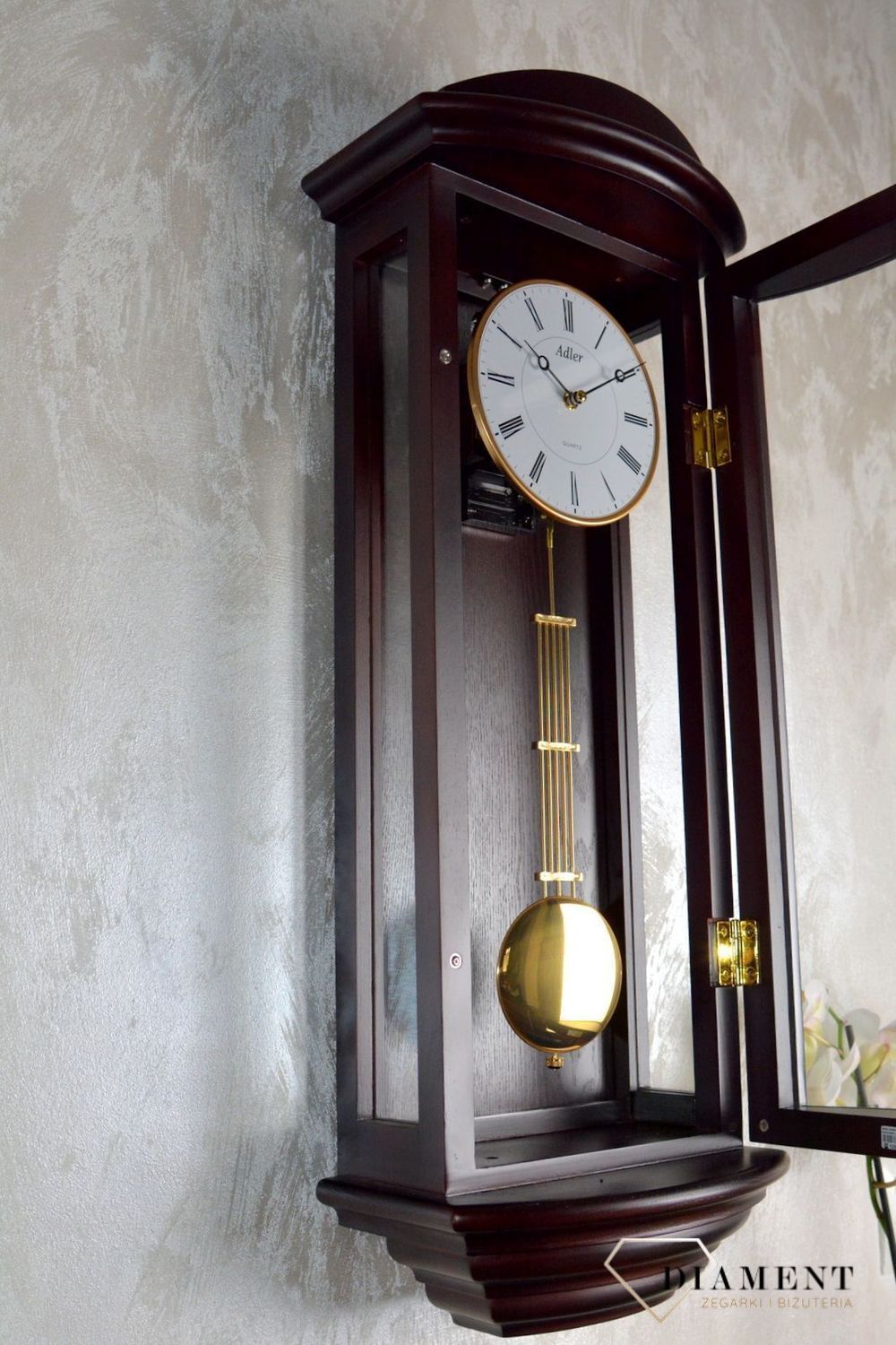 Zegar ścienny drewniany z wahadłem ciemny orzech 20044W. Zegar drewniany z wahadłem wyposażony jest w kwarcowy mechanizm, zasilany za pomocą baterii.  (3).JPG