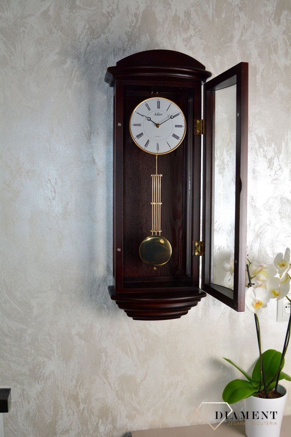 Zegar ścienny drewniany z wahadłem ciemny orzech 20044W. Zegar drewniany z wahadłem wyposażony jest w kwarcowy mechanizm, zasilany za pomocą baterii.  (3).JPG
