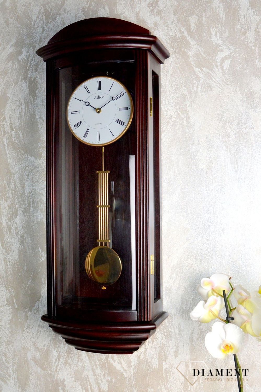 Zegar ścienny drewniany z wahadłem ciemny orzech 20044W. Zegar drewniany z wahadłem wyposażony jest w kwarcowy mechanizm, zasilany za pomocą baterii.  (3).JPG