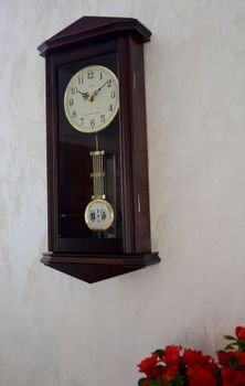 Zegar ścienny wiszący drewniany wenge Adler 20130W to zegar drewniany wiszący z wahadłem idealny do stylowych, drewnianych wnętrz. ✓Zegary ścienne✓Zegary szafkowe ✓ (1).JPG