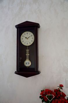 Zegar ścienny wiszący drewniany wenge Adler 20130W to zegar drewniany wiszący z wahadłem idealny do stylowych, drewnianych wnętrz. ✓Zegary ścienne✓Zegary szafkowe ✓ Drewniany zegar (2).JPG