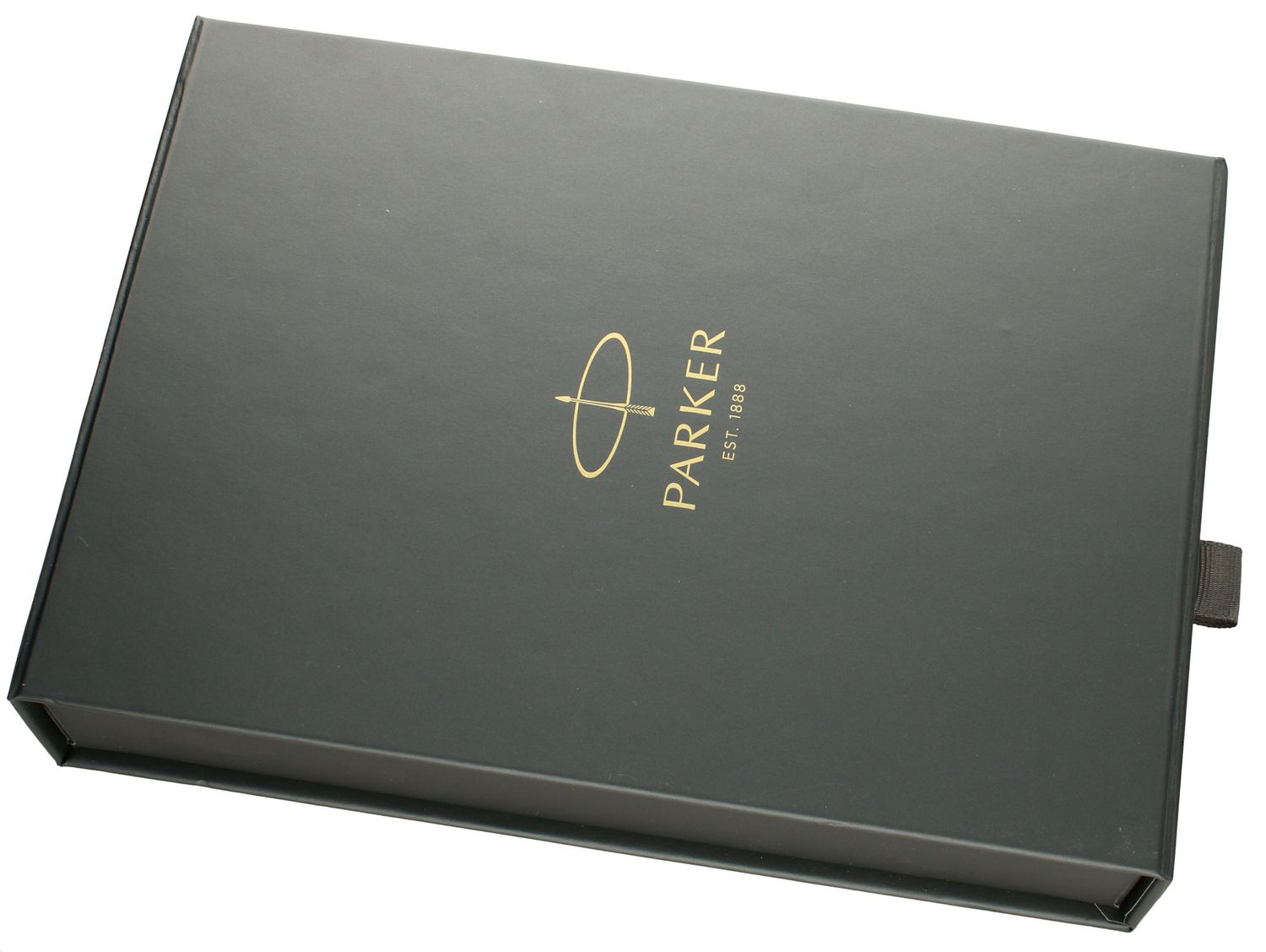 Zestaw Parker Duo Pióro Wieczne i Długopis IM Premium Dark Espresso 2018896 w firmowym opakowaniu. Komplet odznacza się pięknie zdobionym korpusem o oryginalnej strukturze..jpg