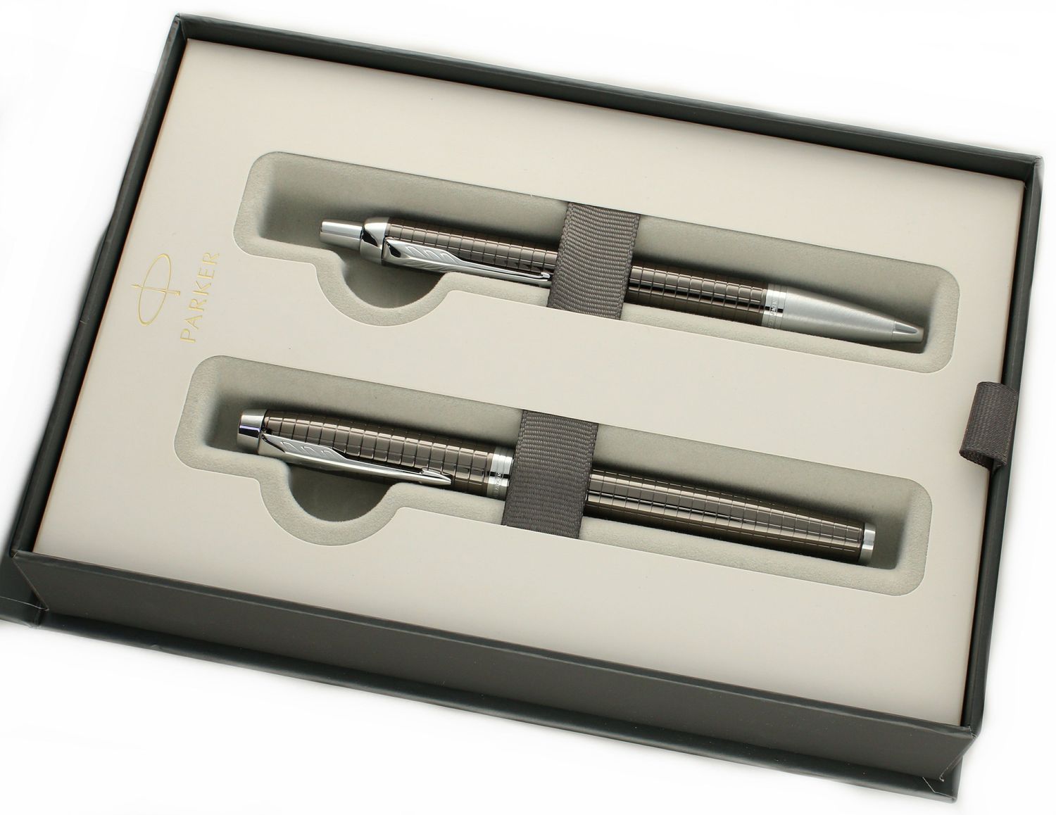 Zestaw Parker Duo Pióro Wieczne i Długopis IM Premium Dark Espresso 2018896 w firmowym opakowaniu. Komplet odznacza się pięknie zdobionym korpusem o oryginalnej strukturze..jpg