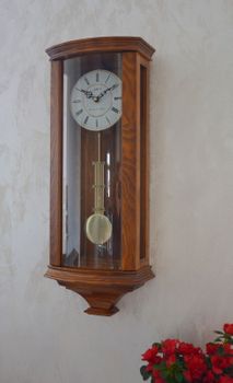 Zegar ścienny drewniany z wahadłem dębowy 20237D ✅ Zegar dębowy ✅ Zegar ścienny wykonany z drewna w kolorze dębu  ✅ Tarcza zegara w jasnym kolorze z czarnymi cyframi rzymskimi ✅ (1).JPG