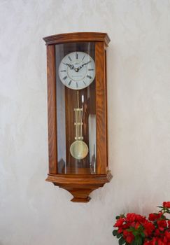 Zegar ścienny drewniany z wahadłem dębowy 20237D ✅ Zegar dębowy ✅ Zegar ścienny wykonany z drewna w kolorze dębu  ✅ Tarcza zegara w jasnym kolorze z czarnymi cyframi rzymskimi ✅ (10).JPG
