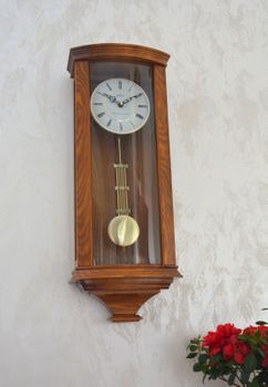 Zegar ścienny drewniany z wahadłem dębowy 20237D ✅ Zegar dębowy ✅ Zegar ścienny wykonany z drewna w kolorze dębu  ✅ Tarcza zegara w jasnym kolorze z czarnymi cyframi rzymskimi ✅ (11).JPG