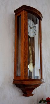 Zegar ścienny drewniany z wahadłem dębowy 20237D ✅ Zegar dębowy ✅ Zegar ścienny wykonany z drewna w kolorze dębu  ✅ Tarcza zegara w jasnym kolorze z czarnymi cyframi rzymskimi ✅ (2).JPG