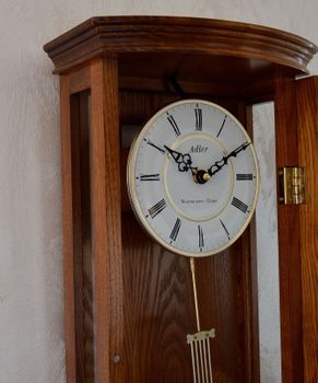Zegar ścienny drewniany z wahadłem dębowy 20237D ✅ Zegar dębowy ✅ Zegar ścienny wykonany z drewna w kolorze dębu  ✅ Tarcza zegara w jasnym kolorze z czarnymi cyframi rzymskimi ✅ (5).JPG