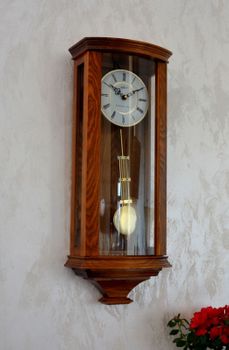 Zegar ścienny drewniany z wahadłem dębowy 20237D ✅ Zegar dębowy ✅ Zegar ścienny wykonany z drewna w kolorze dębu  ✅ Tarcza zegara w jasnym kolorze z czarnymi cyframi rzymskimi ✅ (7).JPG