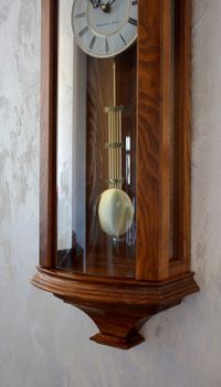 Zegar ścienny drewniany z wahadłem dębowy 20237D ✅ Zegar dębowy ✅ Zegar ścienny wykonany z drewna w kolorze dębu  ✅ Tarcza zegara w jasnym kolorze z czarnymi cyframi rzymskimi ✅ (8).JPG