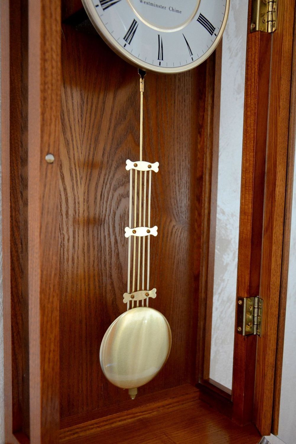 Zegar ścienny drewniany z wahadłem dębowy 20237D ✅ Zegar dębowy ✅ Zegar ścienny wykonany z drewna w kolorze dębu  ✅ Tarcza zegara w jasnym kolorze z czarnymi cyframi rzymskimi ✅ (7).JPG