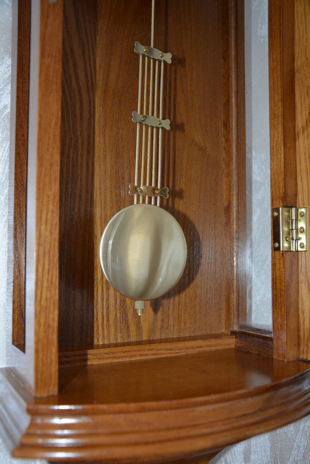 Zegar ścienny drewniany z wahadłem dębowy 20237D ✅ Zegar dębowy ✅ Zegar ścienny wykonany z drewna w kolorze dębu  ✅ Tarcza zegara w jasnym kolorze z czarnymi cyframi rzymskimi ✅ (7).JPG