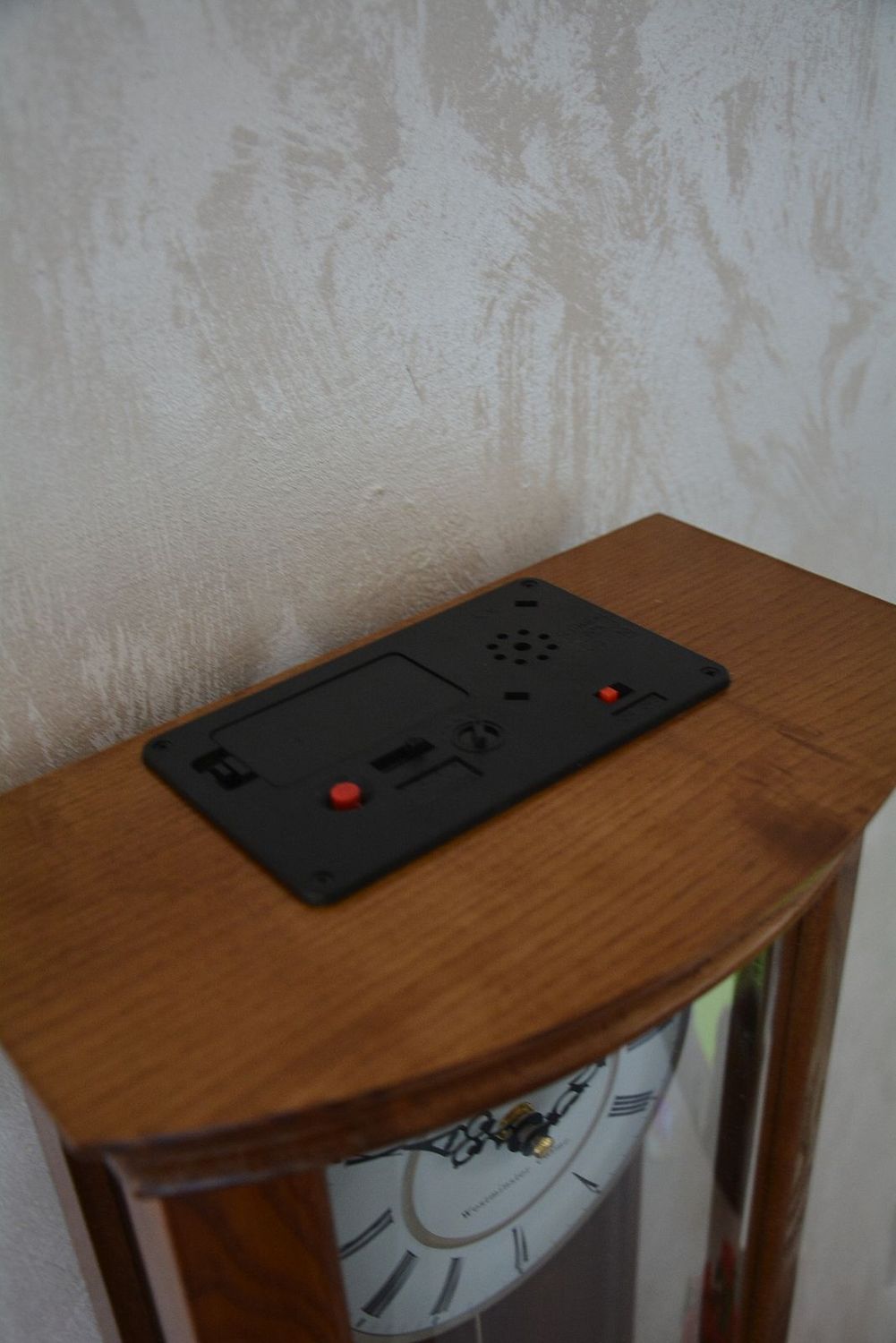 Zegar ścienny drewniany z wahadłem dębowy 20237D ✅ Zegar dębowy ✅ Zegar ścienny wykonany z drewna w kolorze dębu  ✅ Tarcza zegara w jasnym kolorze z czarnymi cyframi rzymskimi ✅ (7).JPG