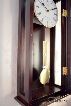 Zegar ścienny drewniany wenge Adler 20238W ✅ Zegar ścienny wykonany z drewna w ciemnej kolorystyce. ✅ Tarcza zegara w jasnym kolorze z czarnymi cyframi rzymskimi ✅ Drewniany zegar z wahadłem (1).JPG