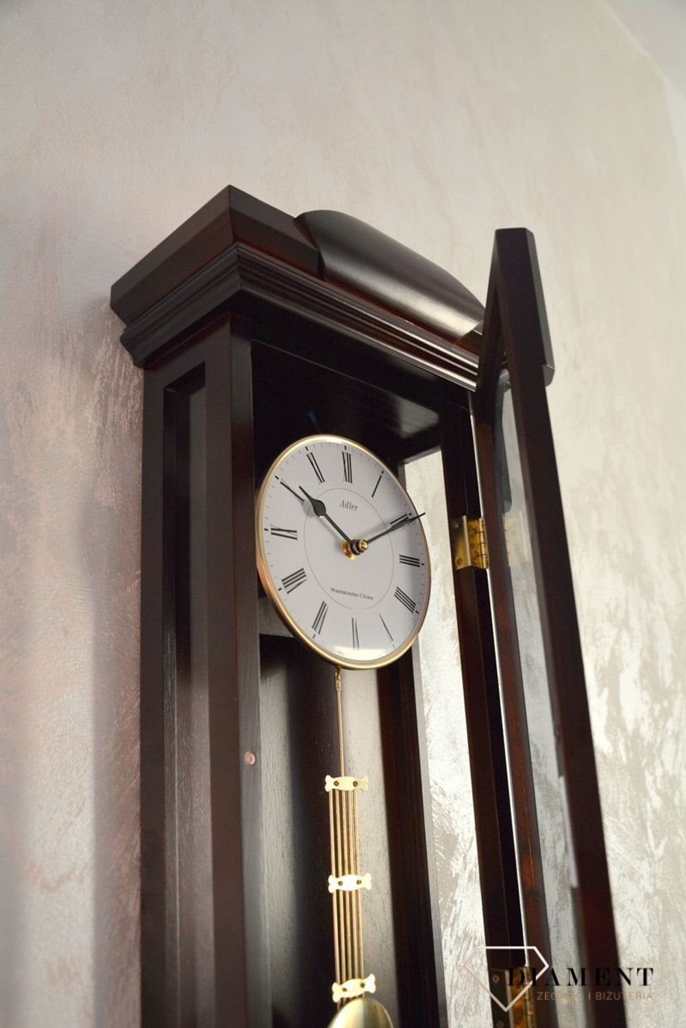 Zegar ścienny drewniany wenge Adler 20238W ✅ Zegar ścienny wykonany z drewna w ciemnej kolorystyce. ✅ Tarcza zegara w jasnym kolorze z czarnymi cyframi rzymskimi ✅ Drewniany zegar z wahadłem (3).JPG
