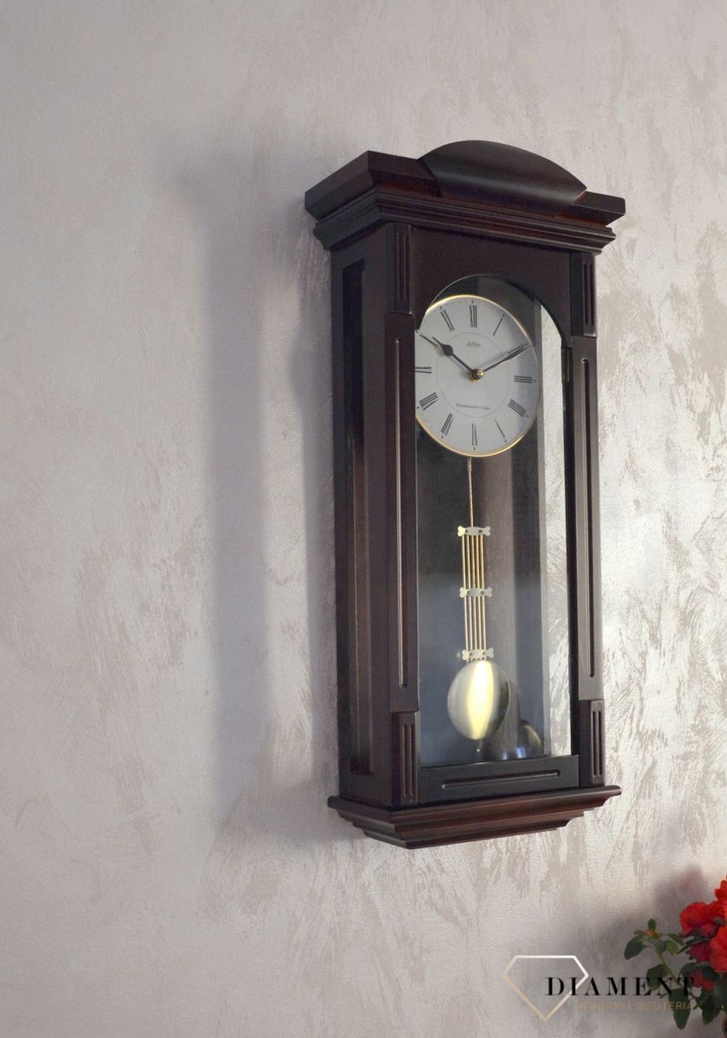 Zegar ścienny drewniany wenge Adler 20238W ✅ Zegar ścienny wykonany z drewna w ciemnej kolorystyce. ✅ Tarcza zegara w jasnym kolorze z czarnymi cyframi rzymskimi ✅ Drewniany zegar z wahadłem (3).JPG