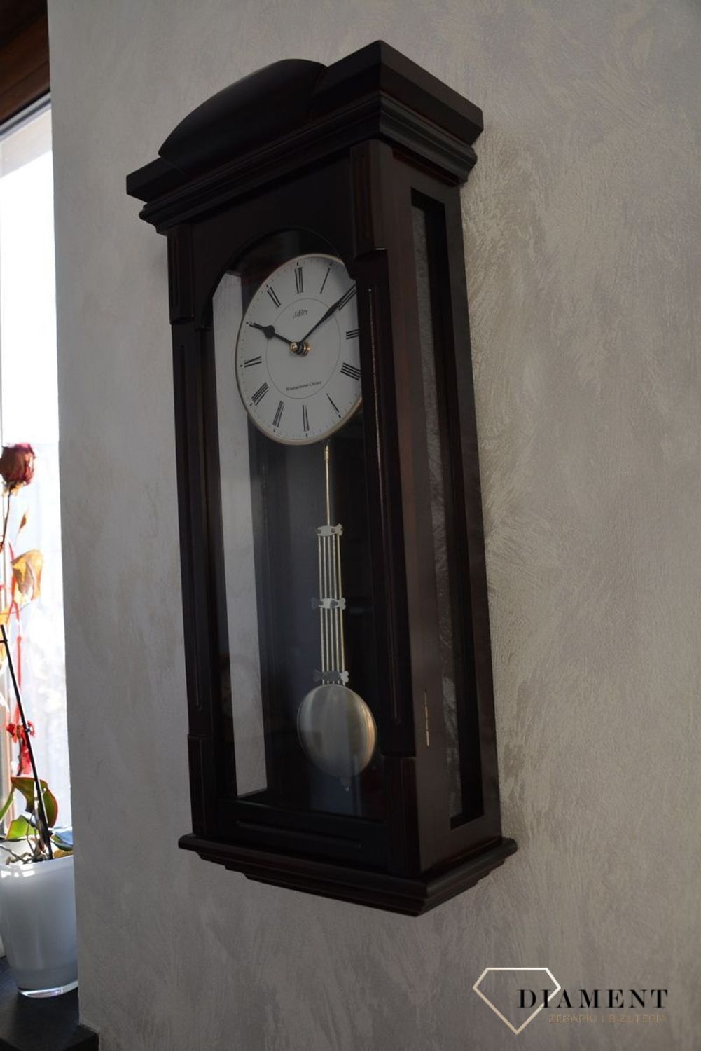 Zegar ścienny drewniany wenge Adler 20238W ✅ Zegar ścienny wykonany z drewna w ciemnej kolorystyce. ✅ Tarcza zegara w jasnym kolorze z czarnymi cyframi rzymskimi ✅ Drewniany zegar z wahadłem (3).JPG