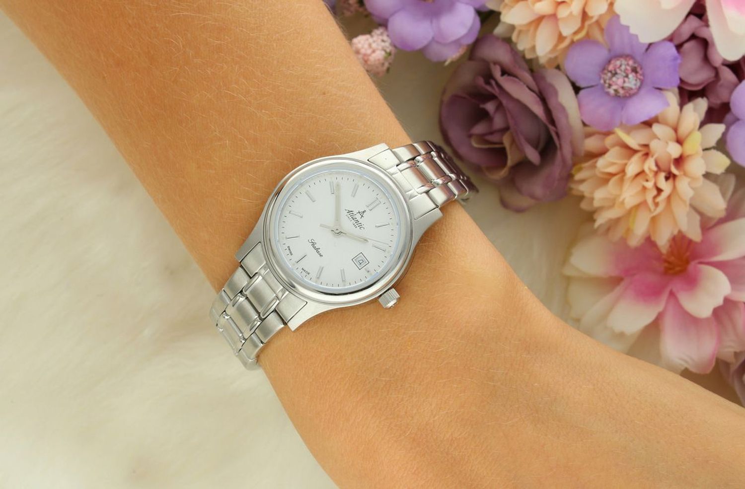 Atlantic Seabase 20348.41.21 to elegancki damski zegarek z precyzyjnym szwajcarskim mechanizmem kwarcowym, stalową kopertą i bransoletą oraz szafirowym szkłem. Wodoszczelność 50 m, datownik, 1.webp