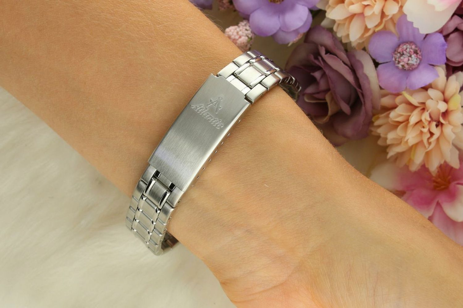 Atlantic Seabase 20348.41.21 to elegancki damski zegarek z precyzyjnym szwajcarskim mechanizmem kwarcowym, stalową kopertą i bransoletą oraz szafirowym szkłem. Wodoszczelność 50 m, datownik, 1.webp