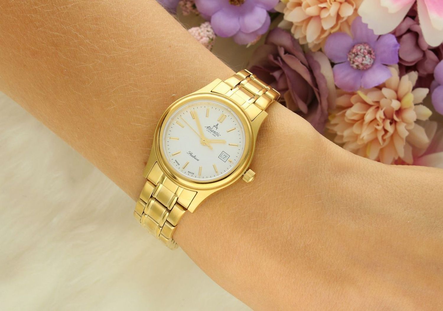 Atlantic Seabase 20348.45.21 to elegancki damski zegarek ze złotą kopertą i bransoletą, srebrną tarczą, datownikiem oraz precyzyjnym szwajcarskim mechanizmem kwarcowym. Wodoszczelność 50 m 1.webp