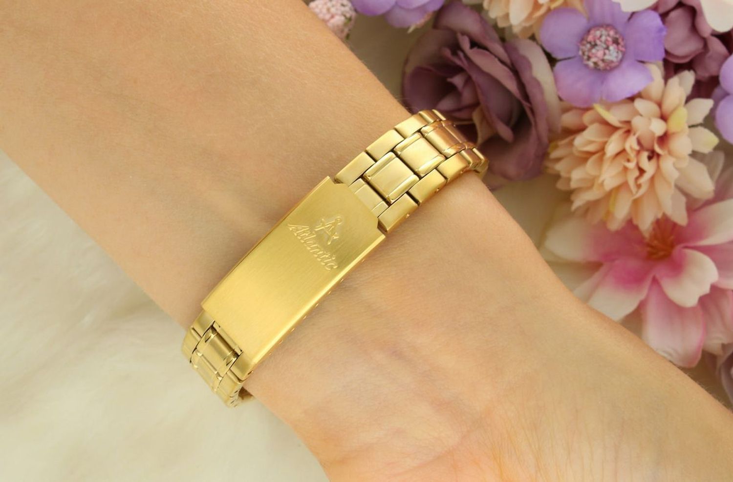 Atlantic Seabase 20348.45.21 to elegancki damski zegarek ze złotą kopertą i bransoletą, srebrną tarczą, datownikiem oraz precyzyjnym szwajcarskim mechanizmem kwarcowym. Wodoszczelność 50 m 1.webp