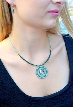 Naszyjnik damski Coeur de Lion Amulet Glamorous Green 203510-0516 . Naszyjnik z amuletem w kolorach zieleni z naturalnym malachitem (1).JPG