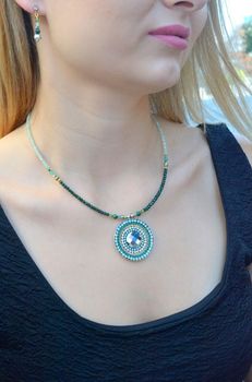 Naszyjnik damski Coeur de Lion Amulet Glamorous Green 203510-0516 . Naszyjnik z amuletem w kolorach zieleni z naturalnym malachitem (4).JPG