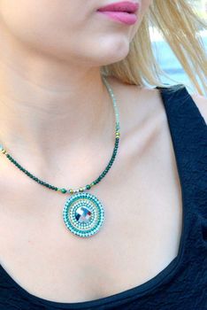 Naszyjnik damski Coeur de Lion Amulet Glamorous Green 203510-0516 . Naszyjnik z amuletem w kolorach zieleni z naturalnym malachitem (5).JPG