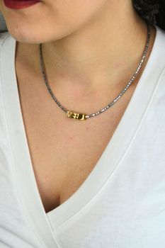 Naszyjnik Coeur de Lion Cube Trio Facets 204010-1716 srebrno-złoty – hematyt (1).jpg