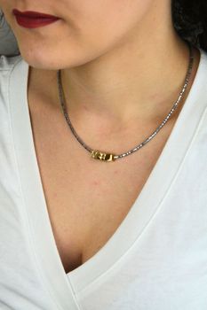 Naszyjnik Coeur de Lion Cube Trio Facets 204010-1716 srebrno-złoty – hematyt (2).jpg