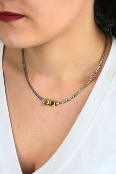 Naszyjnik Coeur de Lion Cube Trio Facets 204010-1716 srebrno-złoty – hematyt (4).jpg