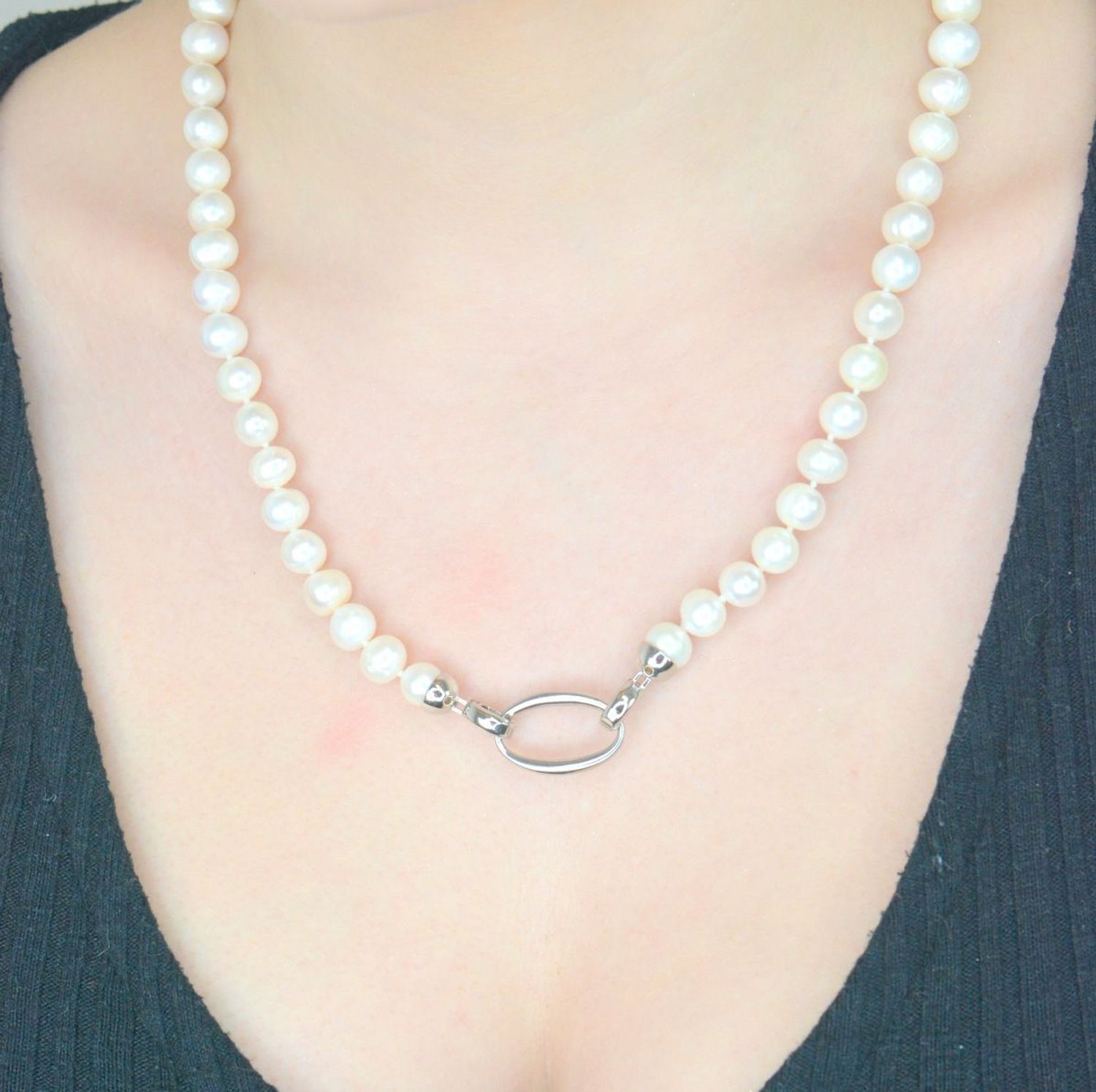 Naszyjnik perła hod. z ozdobnym elementem 2047160258 Niezwykle efektowny, gustowny naszyjnik wykonany z certyfikowanych hodowlanych pereł słodkowodnych Namido z wykonanym ze stali 1.jpg