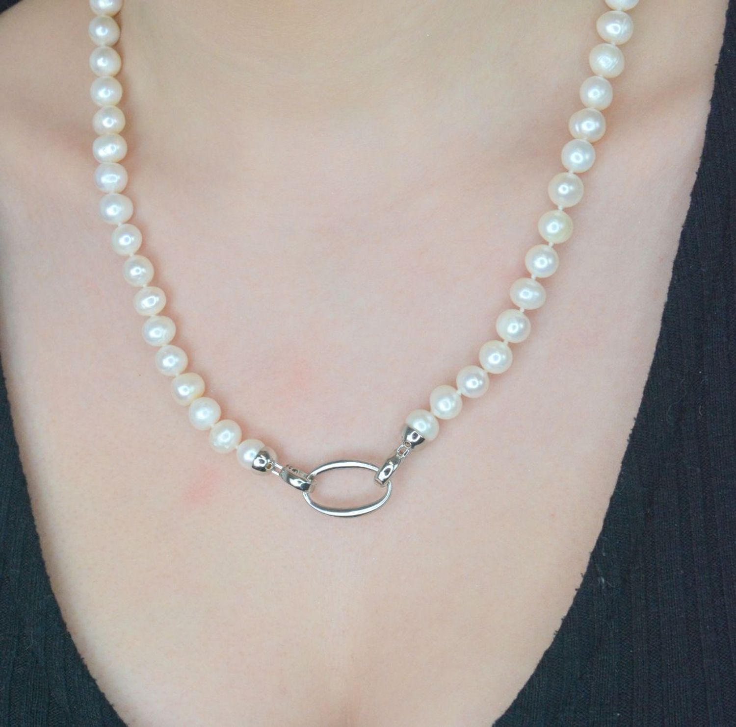 Naszyjnik perła hod. z ozdobnym elementem 2047160258 Niezwykle efektowny, gustowny naszyjnik wykonany z certyfikowanych hodowlanych pereł słodkowodnych Namido z wykonanym ze stali 1.jpg