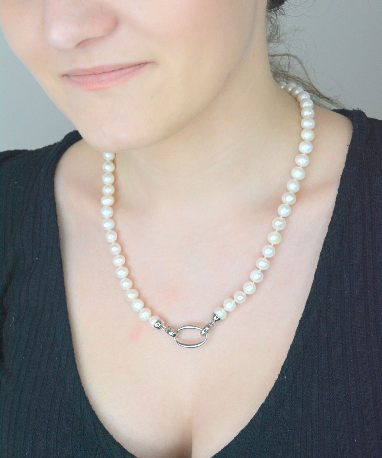 Naszyjnik perła hod. z ozdobnym elementem 2047160258 Niezwykle efektowny, gustowny naszyjnik wykonany z certyfikowanych hodowlanych pereł słodkowodnych Namido z wykonanym ze stali 1.jpg