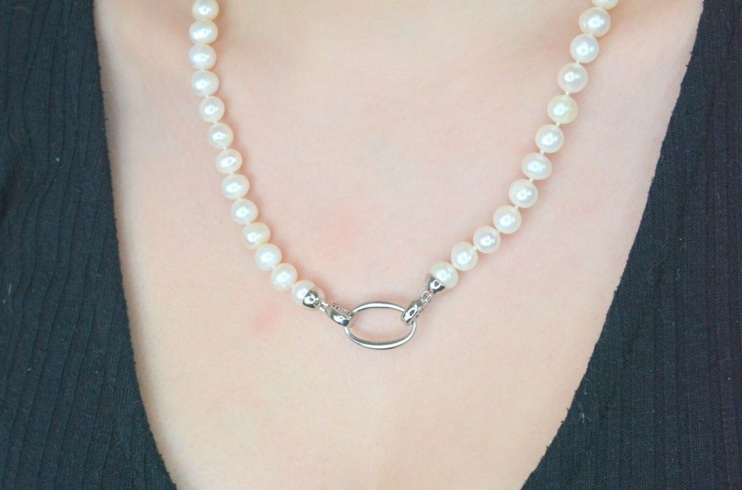 Naszyjnik perła hod. z ozdobnym elementem 2047160258 Niezwykle efektowny, gustowny naszyjnik wykonany z certyfikowanych hodowlanych pereł słodkowodnych Namido z wykonanym ze stali 1.jpg