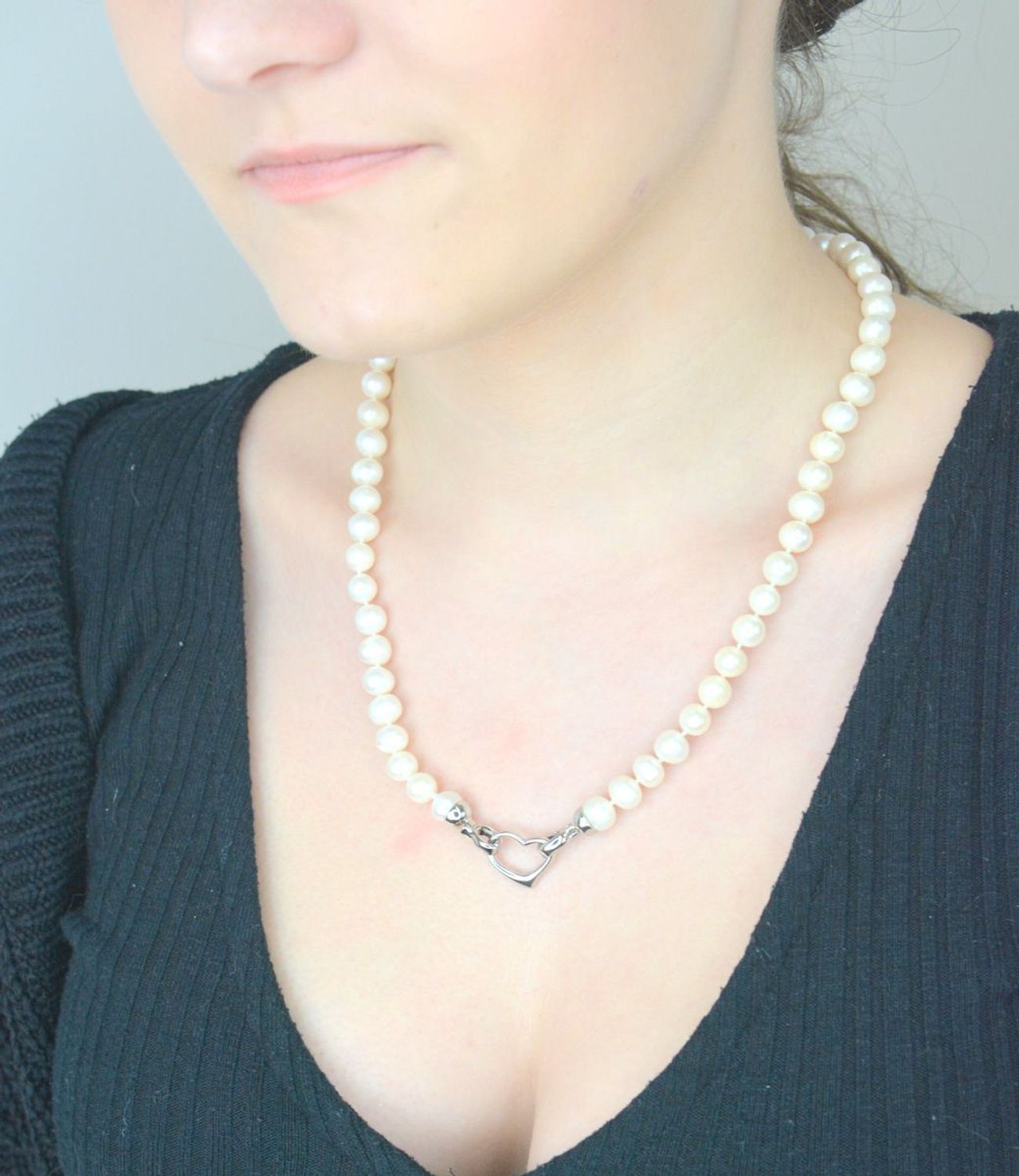 Naszyjnik perła hod. z sercem stal. 2047160258S. Niezwykle efektowny, gustowny naszyjnik wykonany z certyfikowanych hodowlanych pereł słodkowodnych Namido z wykonanym ze stali szlachetnej 1.jpg