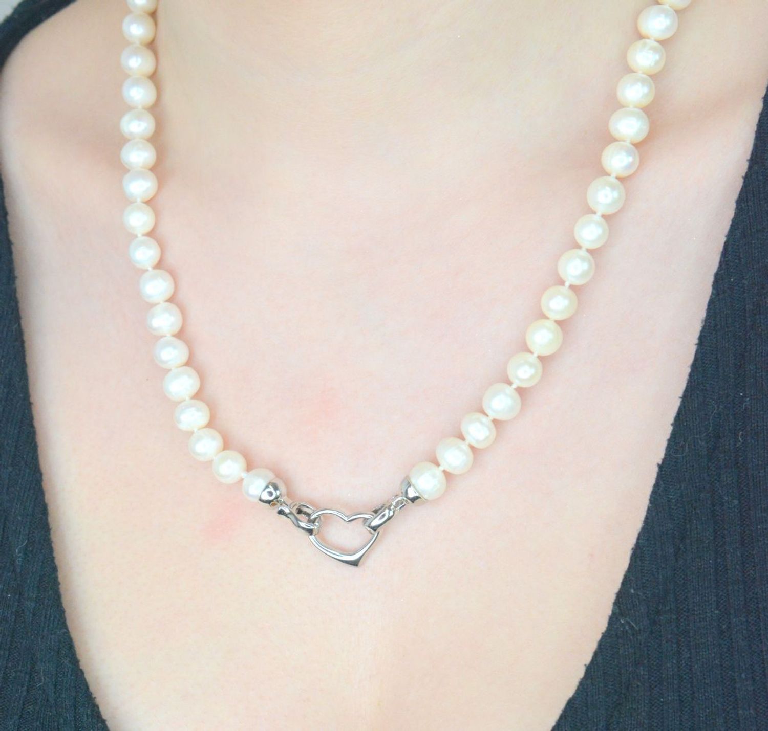 Naszyjnik perła hod. z sercem stal. 2047160258S. Niezwykle efektowny, gustowny naszyjnik wykonany z certyfikowanych hodowlanych pereł słodkowodnych Namido z wykonanym ze stali szlachetnej 1.jpg