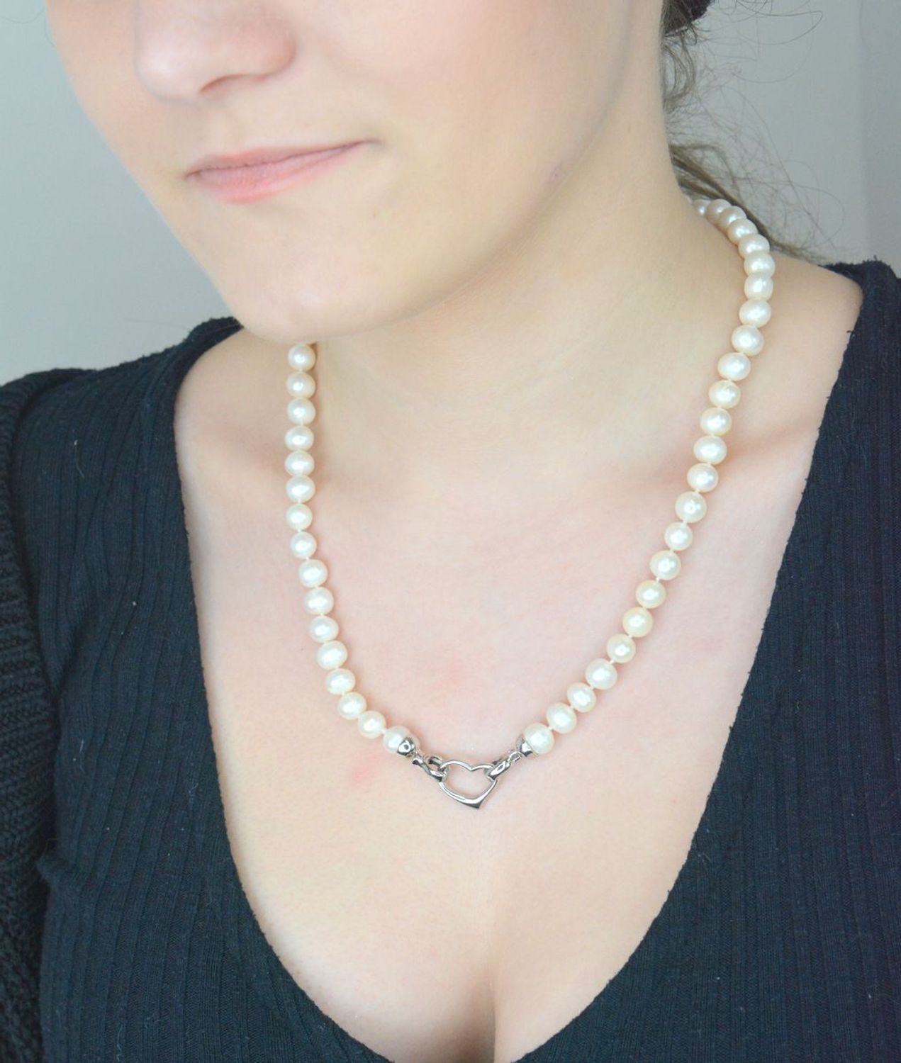 Naszyjnik perła hod. z sercem stal. 2047160258S. Niezwykle efektowny, gustowny naszyjnik wykonany z certyfikowanych hodowlanych pereł słodkowodnych Namido z wykonanym ze stali szlachetnej 1.jpg